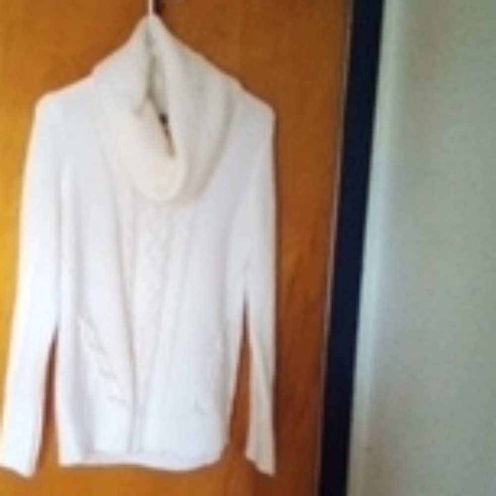Gorgeous ribbed off white sweater